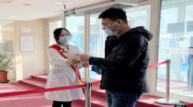 我院志愿者开展“爱心导诊，情暖医院” 志愿服务活动
